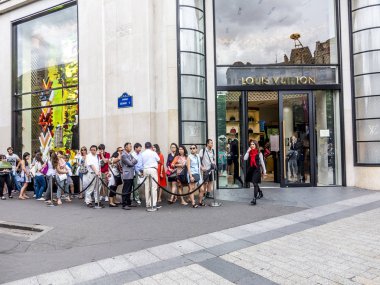 Louis Vuitton dükkânın önünde insanlar sıraya 