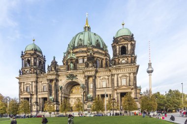 Güneşli yaz günü Berlin Cathedral - Berliner D yakınındaki insanlar zevk