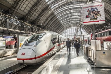 frankfurt tren istasyonunda tren insanlar acele
