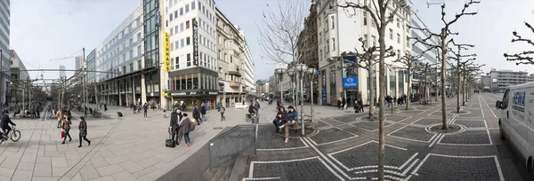 Mensen lopen langs de zeil in middag in frankfurt — Stockfoto