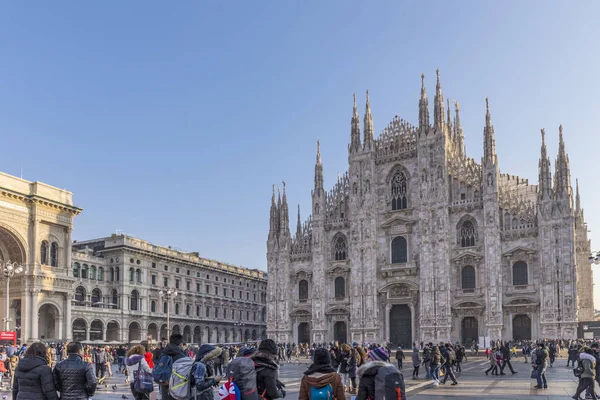 Duomo de Milán bajo el cielo azul — Foto de Stock