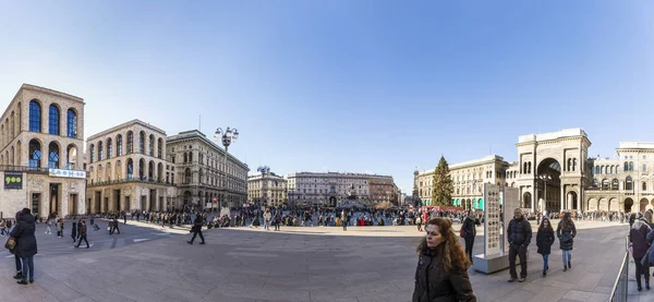 Les gens visitent la place centrale de Milan — Photo