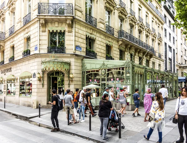 People in front of LADUREE shop at champs elysees — Stock Photo, Image