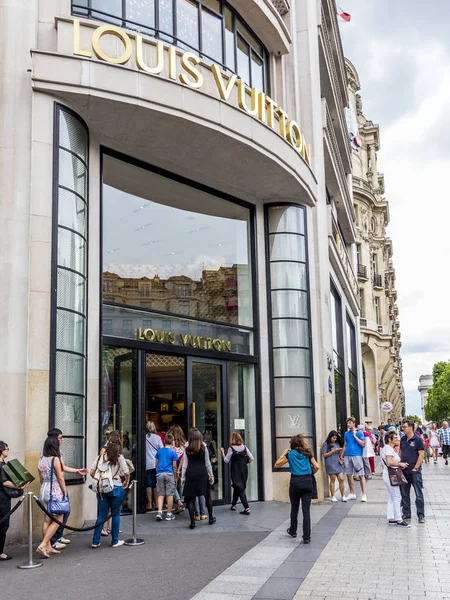 Les gens font la queue devant le magasin Louis Vuitton — Photo