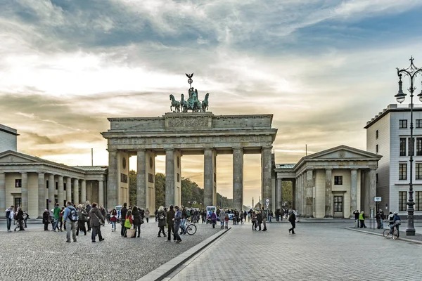 Lidé u Braniborské brány (Brandenburger Tor) v Berlíně — Stock fotografie