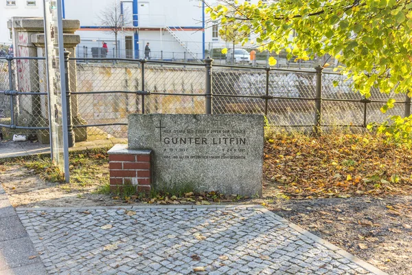 Memorial at the wall to remember the first killed person Guenthe — Stock Photo, Image