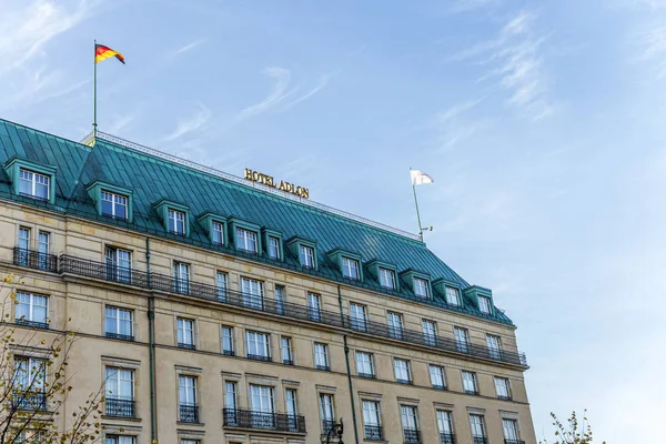 Hotel Adlon i Berlin. Det är en del av gruppen Kempinski och — Stockfoto