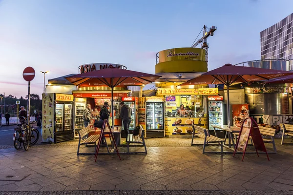 A curry sausage hut sells the berlin food speciality Currywurst — Stock Photo, Image