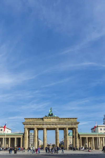Portão de Brandemburgo em Berlim com a fernsehtower com pessoas e — Fotografia de Stock