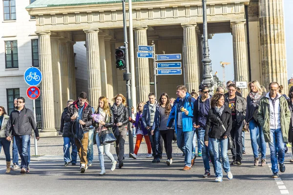 Menschen besuchen das brandenburger tor in berli — Stockfoto