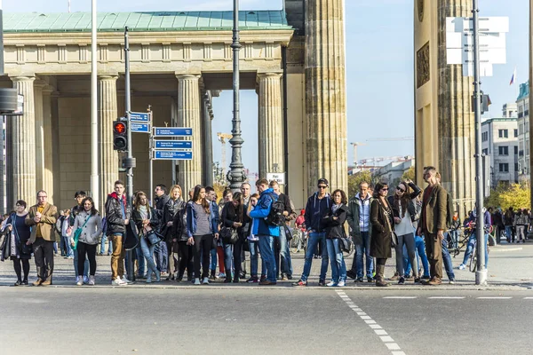 Menschen besuchen das brandenburger tor in berli — Stockfoto