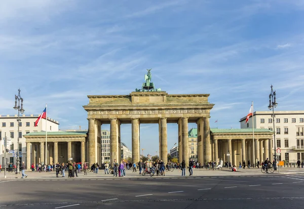 Brandenburger tor in berlin mit fernsehturm mit menschen und — Stockfoto