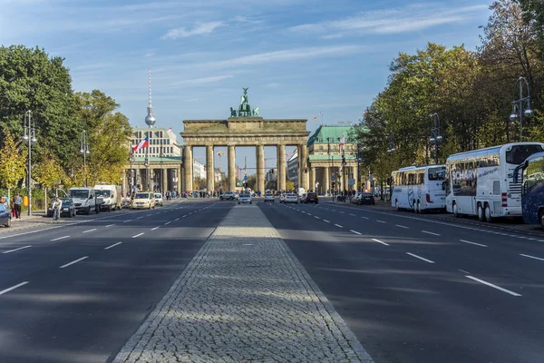 Puerta de Brandenburgo en Berlín con el fernsehtower con la gente un — Foto de Stock