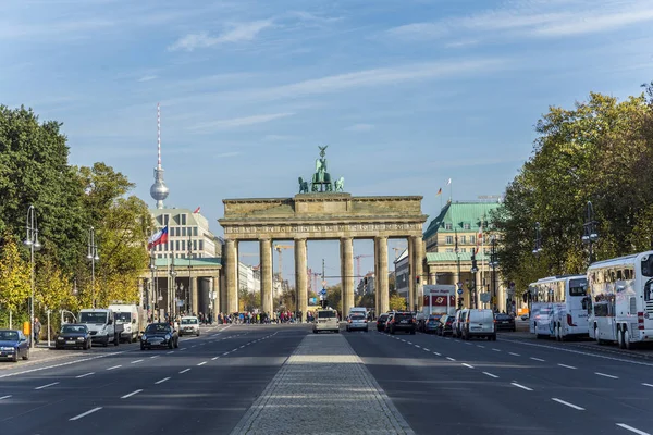 Brandenburg Kapısı Berlin ile fernsehtower insanlarla bir — Stok fotoğraf