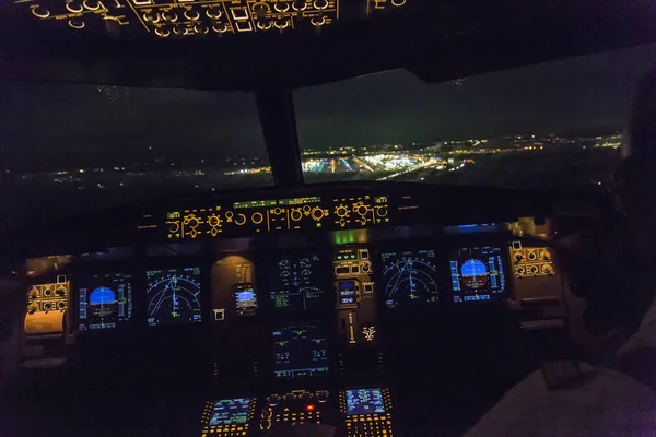 Vista de la cabina de un avión comercial de reacción aterrizando en el aeropuerto —  Fotos de Stock