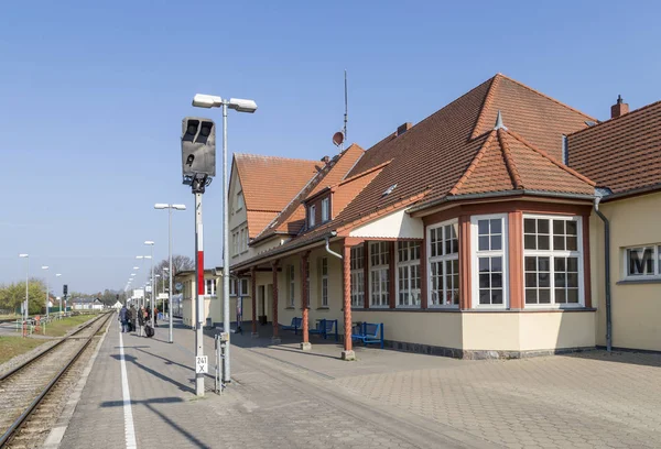 Люди на вокзале в Zinnowitz, Usedom — стоковое фото