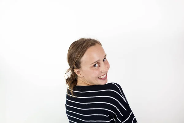 Sorrindo jovem menina bonita com cabelo castanho — Fotografia de Stock