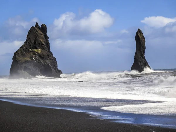 Černým pískem pláže Reynisfjary v jižně od Islandu — Stock fotografie