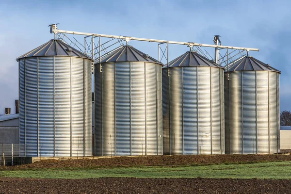 Silo v krásné krajině — Stock fotografie