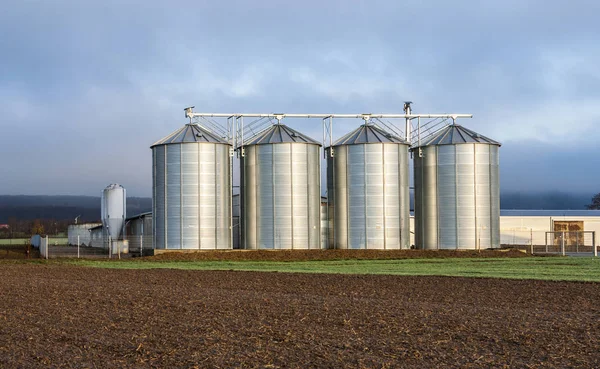 Silo in un bellissimo paesaggio — Foto Stock