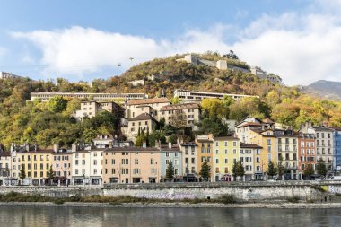 Cityscape görünümüyle nehir ve Grenoble Bridge'de 