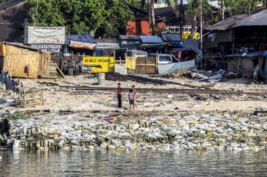 genç çocuklar oyun ve kirleri, çalışma alanı nehirde çöp 