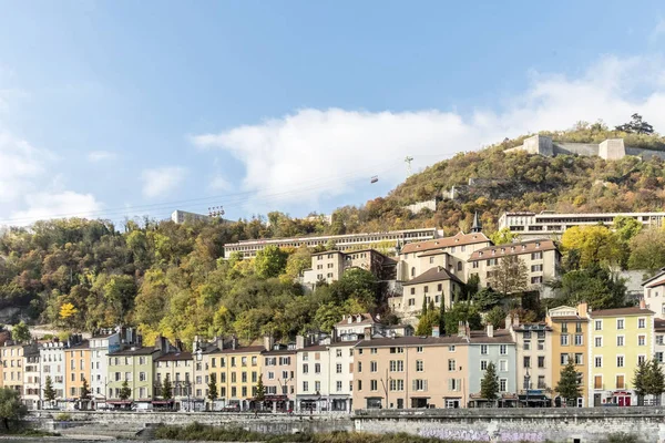 Vue paysage urbain avec rivière et pont à Grenoble — Photo