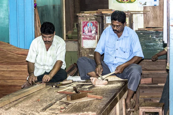 Люди работают в старой мастерской плотников мебели со старыми — стоковое фото