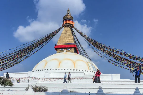 Pèlerins non identifiés visitent le centre religieux bouddhiste Boudha — Photo