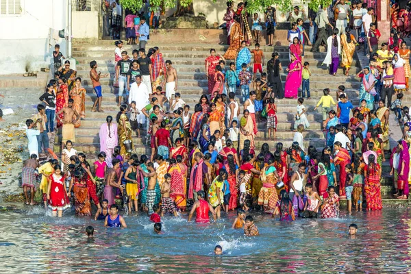 Personnes nettoyant les vêtements et se lavant dans la rivière Ganges à Calcu — Photo