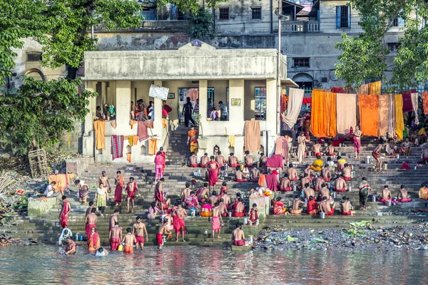 Persone che puliscono i vestiti e lavano nel fiume Gange a Calcu — Foto Stock