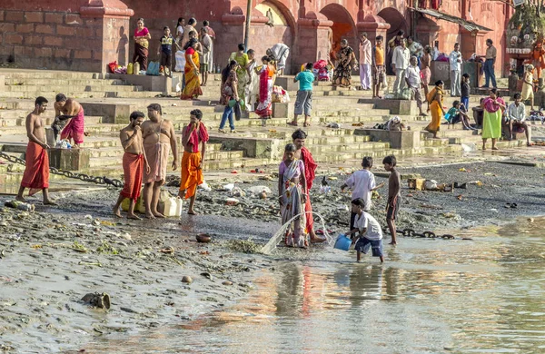 Hinduskie osób kąpiel w Świętej rzece Ganges — Zdjęcie stockowe
