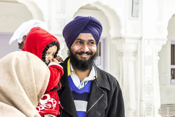 Ludzie odwiedzają Harimandir Sahib w złotej świątyni złożonych — Zdjęcie stockowe