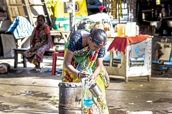 Vrouw krijgt schoon water uit een brandkraan in het oude gedeelte van Calcutt — Stockfoto