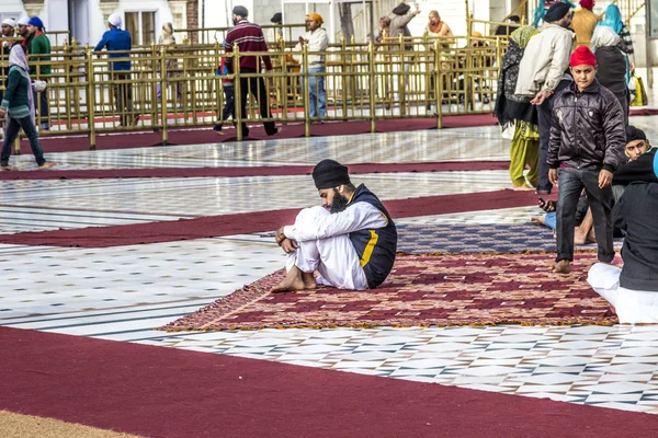 La gente prega nel Harimandir Sahib al tempio d'oro compl — Foto Stock