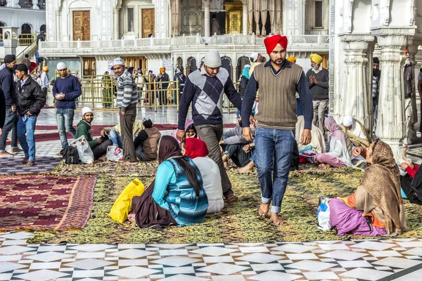 Mensen bidden in de Harimandir Sahib op de gouden tempel compl — Stockfoto