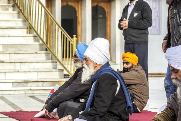 Mensen bidden in de Harimandir Sahib op de gouden tempel compl — Stockfoto