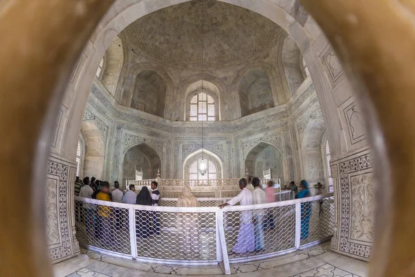 Menschen besuchen das Innere des Mausoleums taj maha — Stockfoto