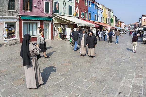 Nonnen auf einer touristischen Tour auf der venezianischen Insel Murano — Stockfoto