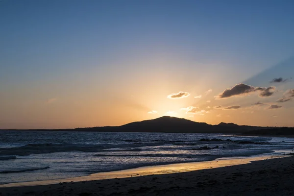 Coucher de soleil sur l'île de Galapagos à la plage — Photo