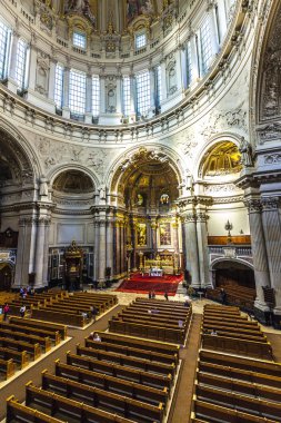 insanlar üzerinden Berliner Dom içinde ziyaret
