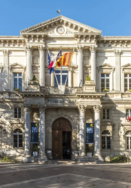 Stadhuis in de Franse stad Avignon met vlaggen en klok — Stockfoto