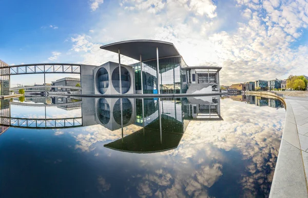 Salida del sol en la corriente del río con reflejo de Paul Loebe Haus —  Fotos de Stock