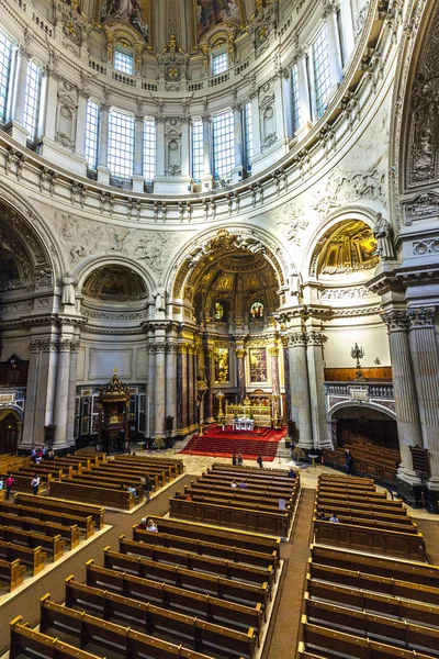 Människor besöker Berliner Dom från inuti — Stockfoto