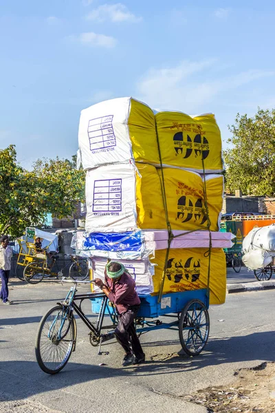 Man zware vracht vervoert op zijn fiets — Stockfoto