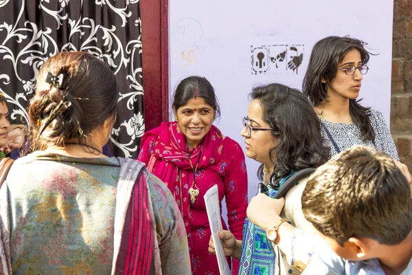 Women in India listening to a street teacher in the poor area of — Stock Photo, Image