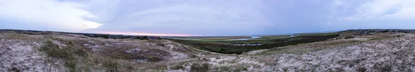 Pôr do sol panorâmico na ilha dinamarquesa de fanoe — Fotografia de Stock