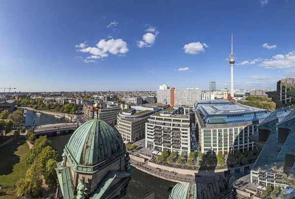 Vista aérea del horizonte de Berlín con la famosa torre de televisión en Alexander — Foto de Stock