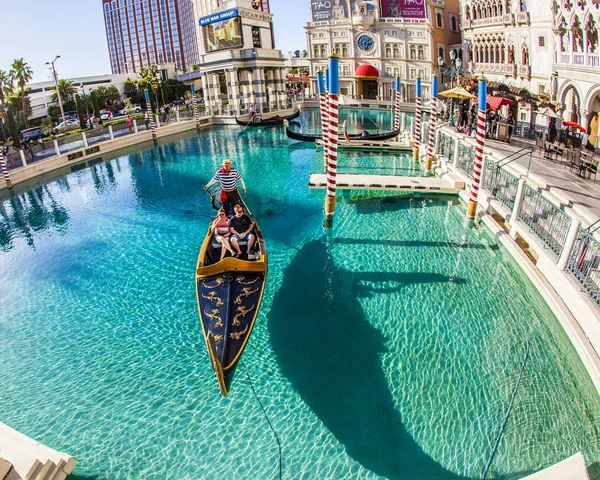 Ludzie lubią gondola w Venetian Resort Hotel — Zdjęcie stockowe