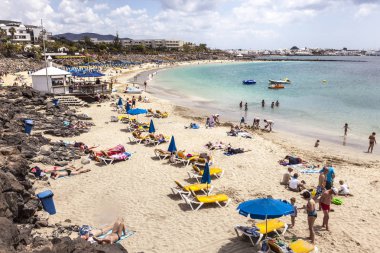 insanlar güneşli bir plaj Playa Dorada üzerinde zevk.
